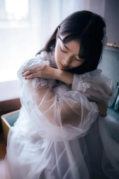 美女蕾丝睡衣深v爆乳大胆人体艺术写真