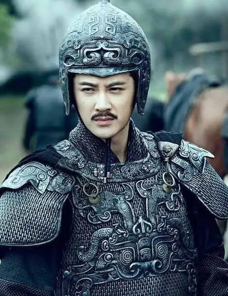 有了小弟的助攻,司马昭的出头计划从死对头曹爽身边的何驸马入手,他