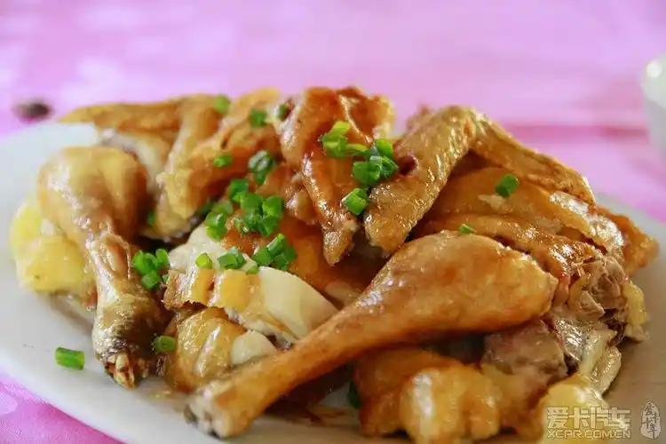 诱惑s人的招牌----脆皮茶油鸡,金黄色是亮点