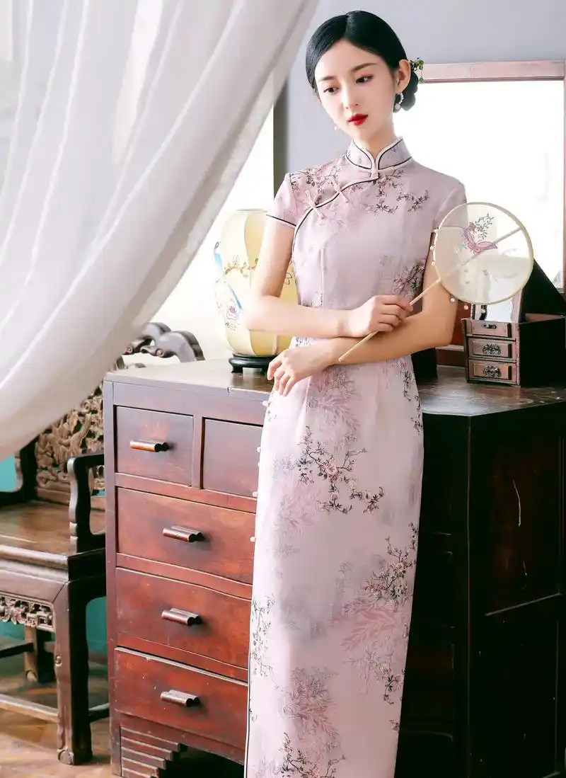 旗袍之美.这是一块华丽的绸缎,也是一件雍容华贵的旗袍.民国时 - 抖音