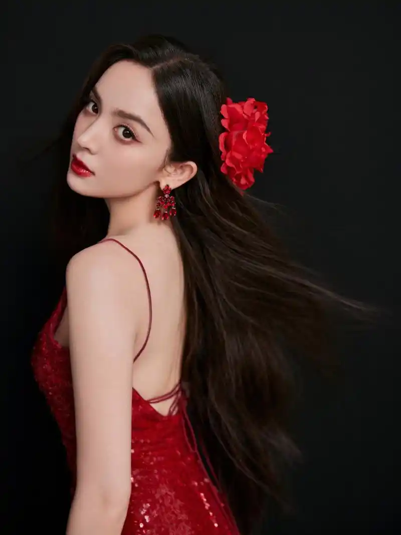 古力娜扎长发红衣造型也太蛊惑人心了吧!一整个疯狂心动啊!