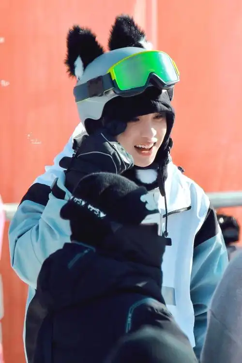 黄明昊综艺录制路透,滑雪服造型的小贾弟弟好可爱啊……_高清图集