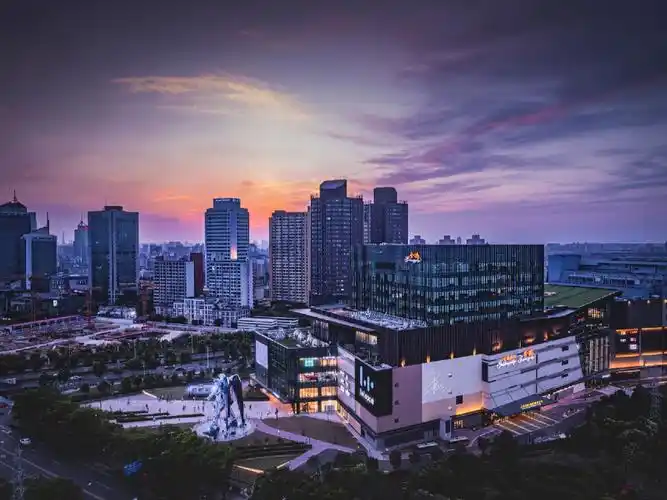 航拍上海自由高达金桥lalaport