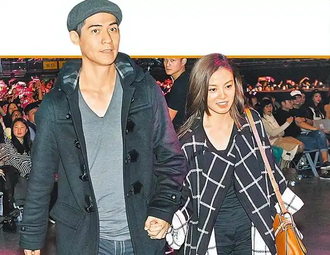 周渝民为老婆庆祝35岁生日,夫妻甜蜜合影曝光,由6岁女儿拍摄