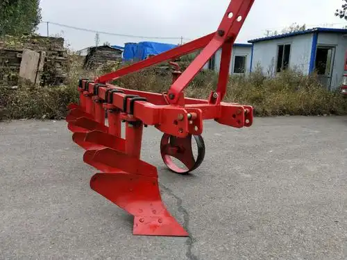 四轮拖拉机后悬挂带的三铧犁1l-325适合35马力拖拉机使用的铧犁