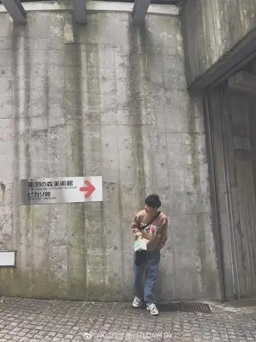 肖战这是他去日本的时候的一组图现在微博也没有了