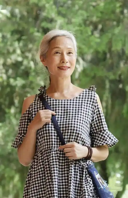 整个人都变得慈眉善目起来,即便是来了,也是一个慈祥,优雅的老太太.