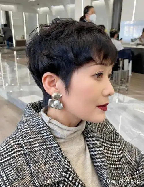 女人一旦过了50岁,不建议留这3种发型!不是土气显老就是难打理