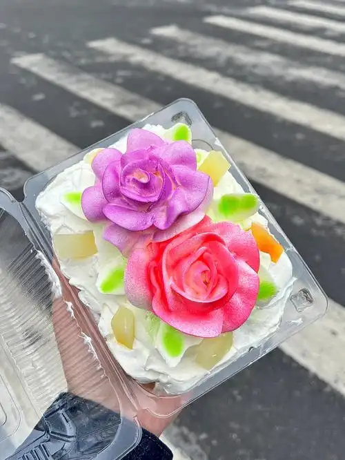 终于在郑州找到了这种老式的花朵蛋糕96这熟悉的塑料盒子,粉嫩小花