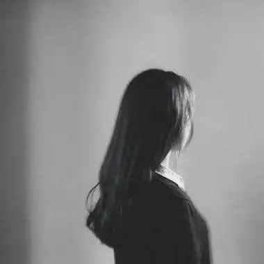 女生黑白背影头像伤感 头像女生霸气冷酷伤感