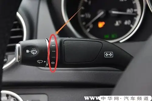 奔驰雨刷器开关在哪里