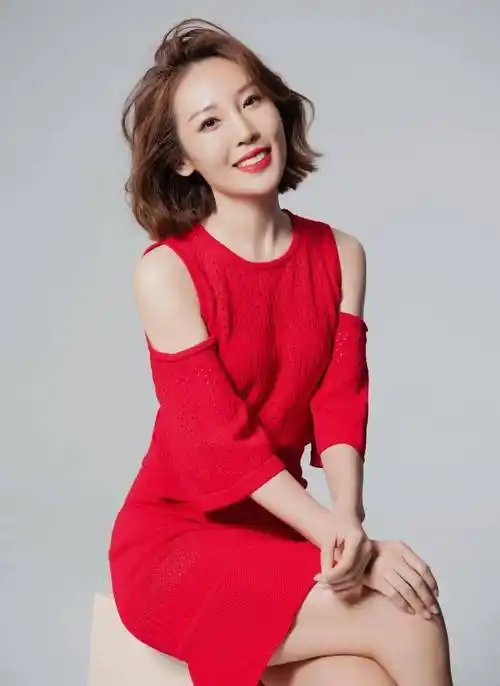 华娱星艺:山东卫视主持人丁喆,崔璀华娱星艺出品的时尚大片来喽!