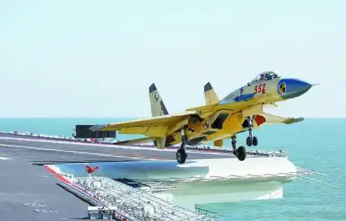 歼-15舰载机在辽宁舰进行触舰复飞试验. 李唐摄