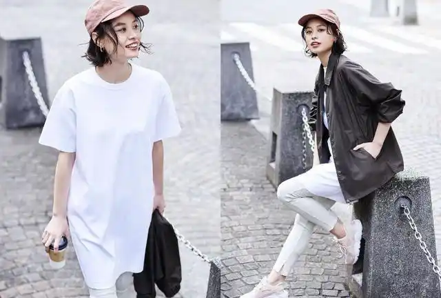 简单的中长款白t恤,搭配白色休闲裤,有着舒适的休闲,一顶棒球帽,给