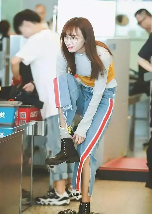 snh48成员黄婷婷穿网纱连衣裙搭红色皮外套,微微一笑十分倾城