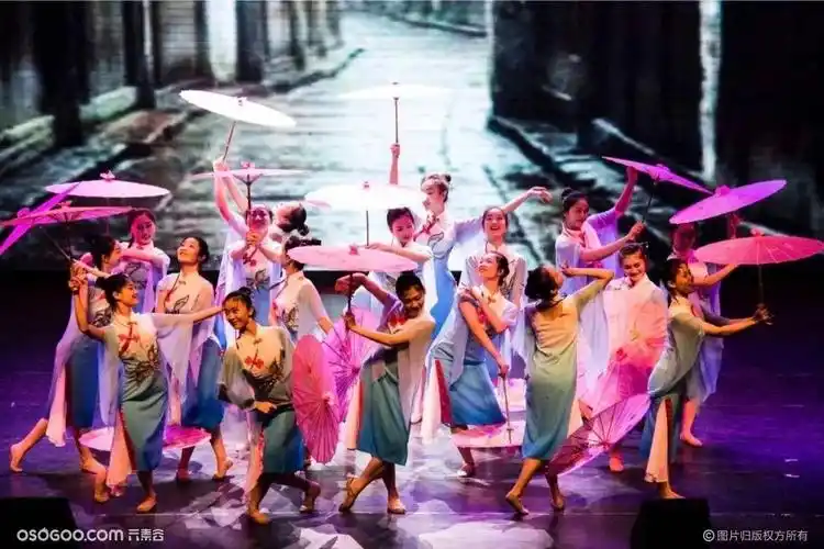 《小城雨巷》:当代舞,大型伞舞女子群舞,2007年春晚最受欢迎节目