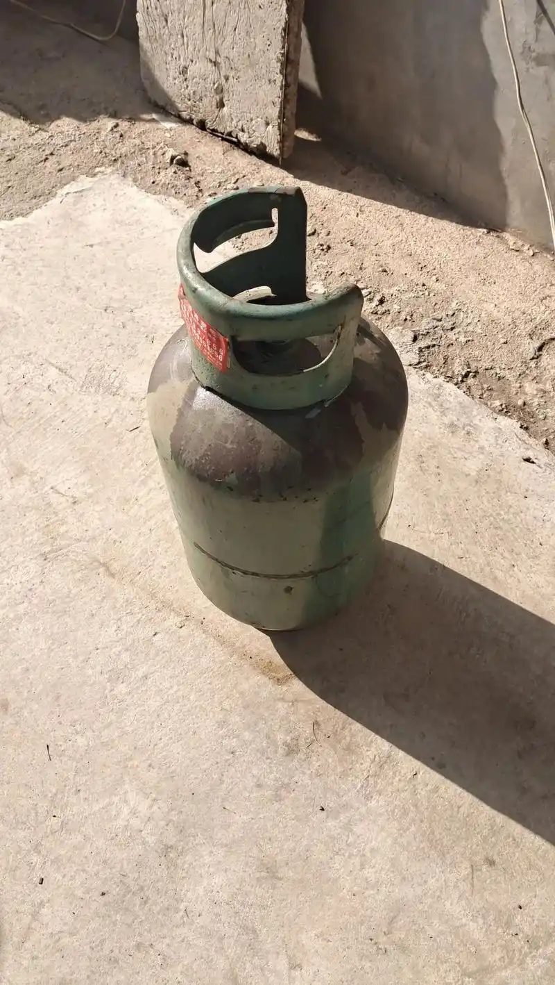 今天没做事,看到隔壁老人没有炉子烧火,我就给他用报废煤气罐免 - 抖