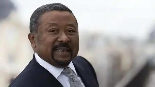 加蓬共和国的总统候选人中有一位名叫让   平的男子,不仅深受总统的