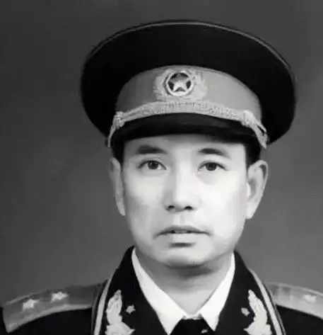 1979年老帅临阵换将谁接任新疆军区司令他带着家眷逛街去