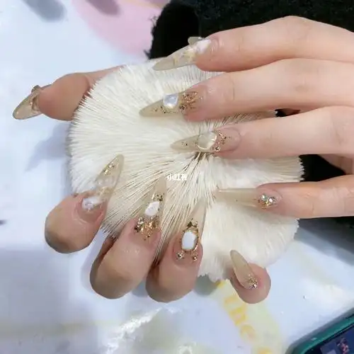 晕染奶茶色长款贝壳美甲