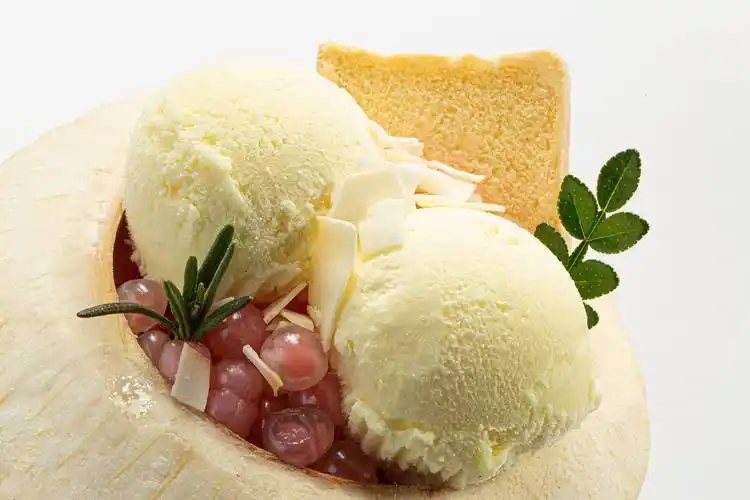 豆和新鲜椰水混合而成的,一口下去,浓郁的咖啡与清甜的椰子水相结合