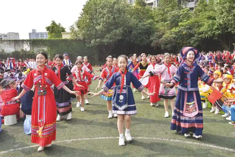 ▲南宁市虹桥小学学生跳起民族舞蹈.