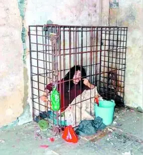 精神病患者被母亲囚铁笼六年 今送精神病院(图)