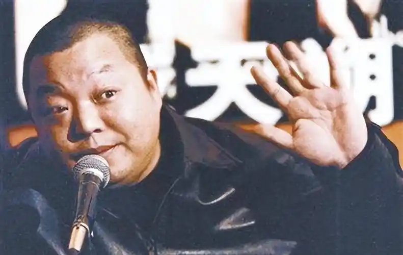 黑道歌手臧天朔有多狂,扇梅婷耳光,砸成龙场子,结局令人唏嘘!