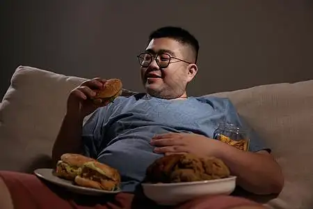 肥胖男士暴饮暴食图片素材