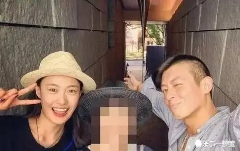 乐哥百度了一下资料,原来秦舒培是离过婚的,前夫叫赵磊,是个富二代,有