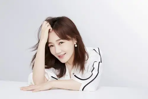 薛佳凝秋日写真释出新剧光荣时代收视口碑双丰收