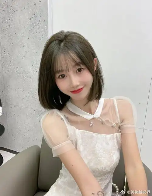 搭配一个超短发超显白发色.冷茶棕色,比较特别的颜色超显白哦.