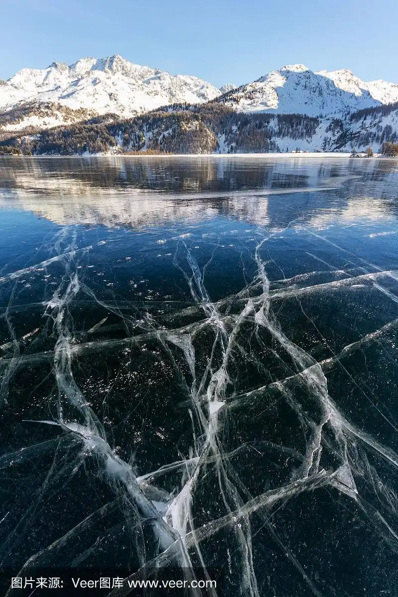 结冰的湖面上蓝色冰表面的裂缝