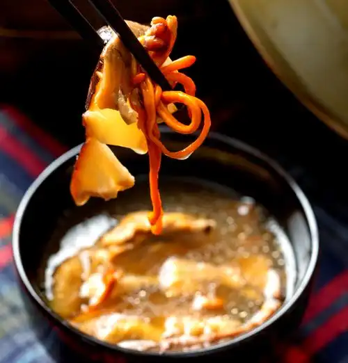 经过精心配比的蘑菇炖汤,充分释放了云南野生菇的馥郁芬香,无需添加