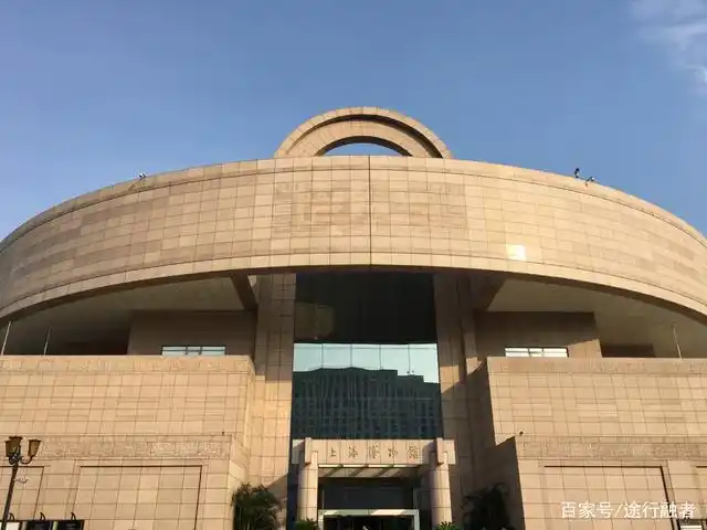 漫步上海,您品鉴着"万国建筑博物馆"的异域风情,望着高高飘扬五星红旗