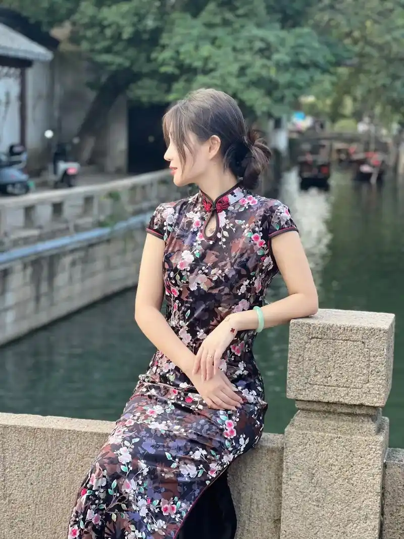 总要拍一套旗袍中国风吧 旗袍配运动鞋,古镇流行风#人间烟火 - 抖音