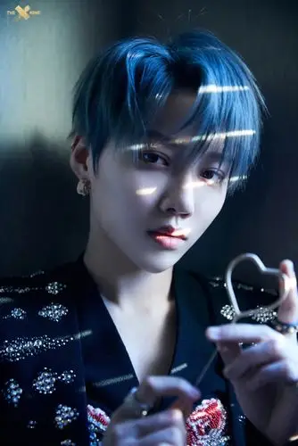 刘雨昕出席时尚盛典黑色闪钻西装搭配蓝色发型又酷又飒