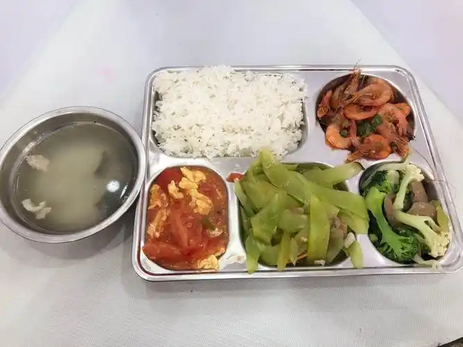 返校首日同学们如何用餐记者直击多校食堂