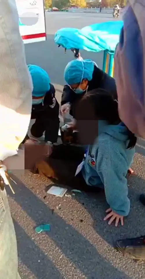 悲剧!盐城大丰一女孩在上学途中,被渣土车压断小腿