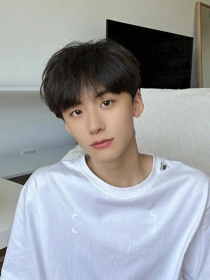 少年感十足的自然微分碎盖发型 男生碎盖发型这个发型不挑脸型,还减龄