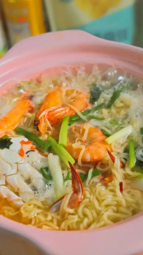 泡面的神仙吃法之:海鲜泡面.鲜味十足,好吃到停不下来!值得收藏.