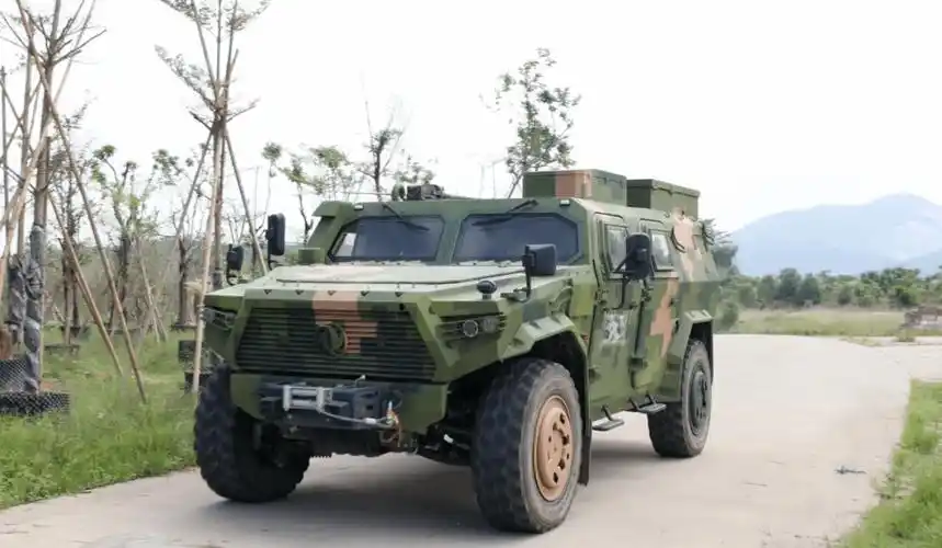 猛士版新型工程侦察车亮相闽南山地_演练_作业_任务