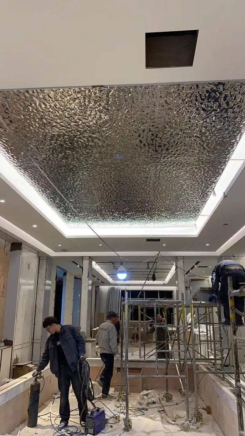 酒店镜面水波纹不锈钢吊顶,天花装饰华丽明亮的视觉