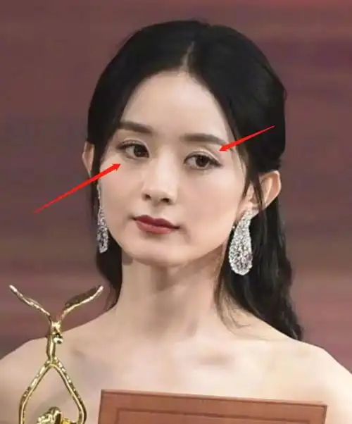 赵丽颖上台领奖被指"丧":眼窝凹陷,法令纹明显-明星电影-小虾米文章