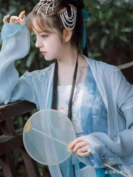 而在这一风潮中,00后汉服模特吴晨以其独特的古韵气质和精美的汉服