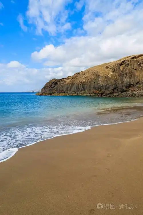 葡萄牙马德拉岛东海岸的黑沙prainha海滩