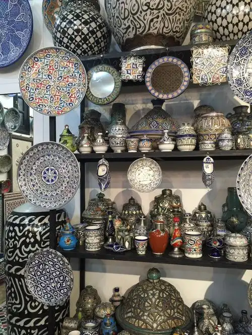 这家店是菲斯最大的瓷器店,镶嵌银条的瓷器,太美了,价格贵,一只盘子