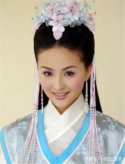 而在2001年的时候,戴娇倩重回娱乐圈,出演了电视剧凤