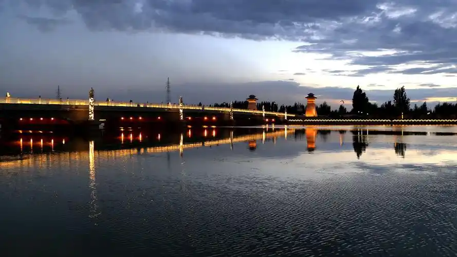 敦煌党河的夜景赛江南