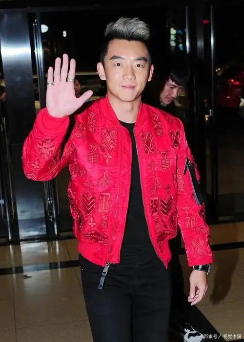 新手助力计划#郑恺,一个才华横溢的年轻演员,因其出众的演技和独痰哪